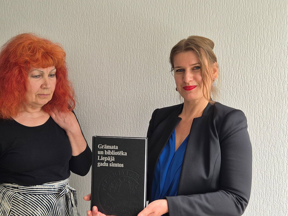  Latvijas Universitātes bibliotēkas ekspertes Laura Kreigere-Liepiņa un Ilga Mantiniece