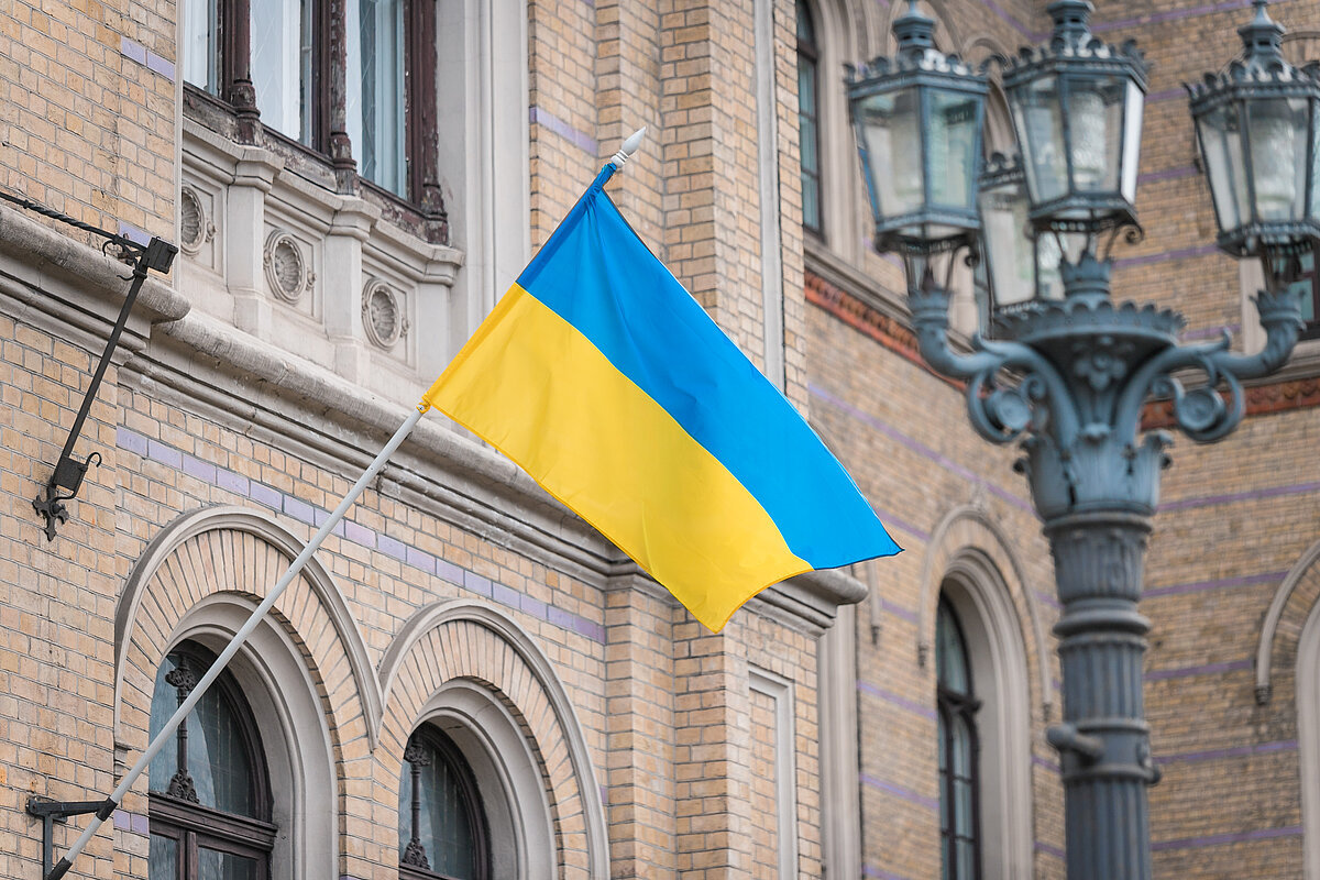 Ukrainas karogs pie Latvijas Universitātes. © Foto: Toms Grīnbergs, Latvijas Universitātes Komunikācijas departaments