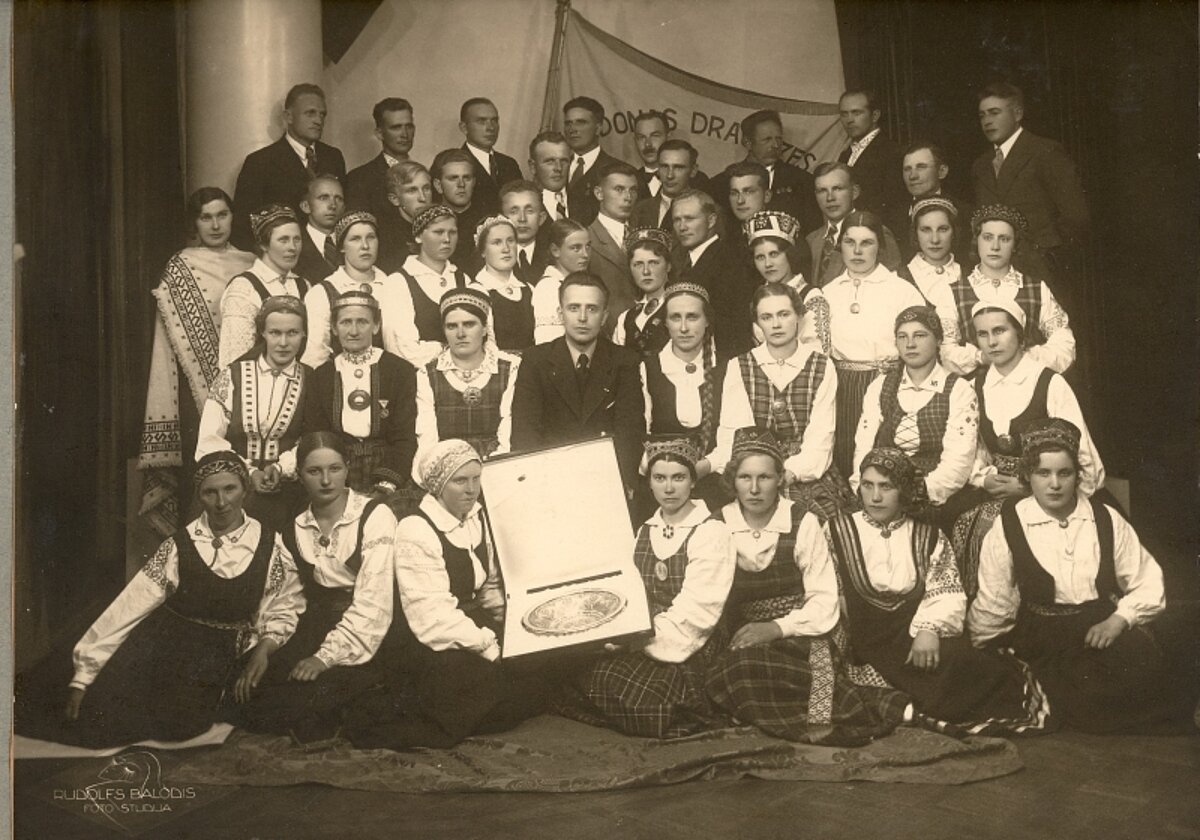 Lazdonas draudzes koris ar IX Dziesmu svētku pirmo godalgu (vidū diriģents Haralds Mednis).1938. gads. Foto: MNMM krājums MNM 5732