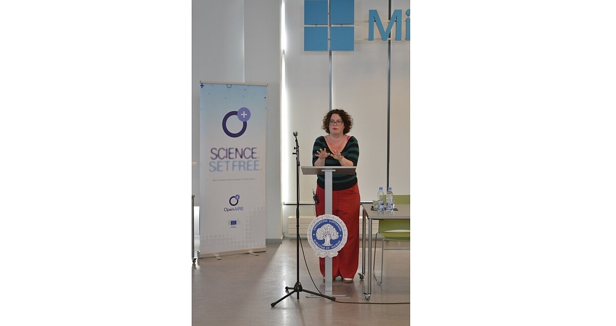 Organizāciju Creative Commons Belgium (Radošā kopiena Beļģijā), EIFL - Electronic Information for Libraries (Elektroniskā Informācija Bibliotēkām) pārstāve Gvena Franka (Gwen Franck) stāsta par Creative Commons licencēm. Foto: Aija Uzula, LU Bibliotēka.