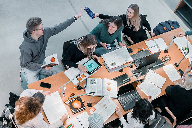 Raksti savu noslēguma darbu pie mums – LU bibliotēka Tev atvērta 24/7!