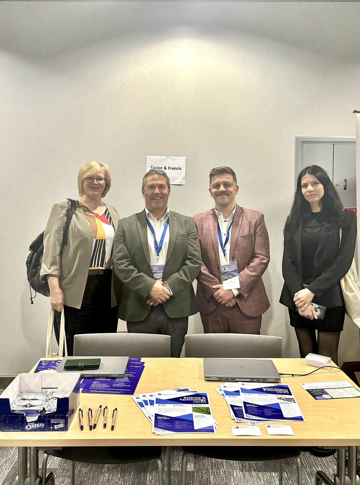 LU Bibliotēkas pārstāves Krājuma izmantošanas un attīstības departamenta vadītāja Ilona Kauce un informācijas speciāliste Agnese Arabere ar izdevniecības Taylor & Francis pārstāvjiem Mark Trapnell un Luke McNicholas.