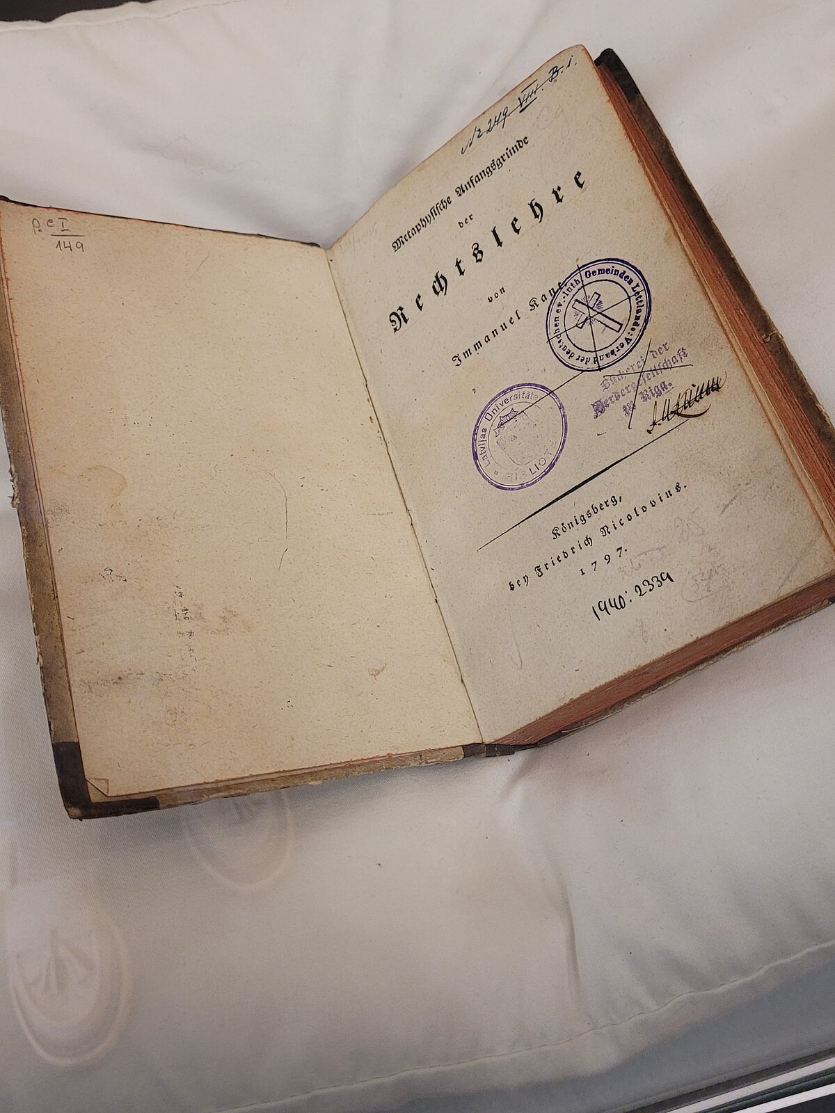 Imanuela Kanta grāmatas "Metaphysische Anfangsgründe der Rechtslehre" ("Metafiziskie pamati mācībai par tiesību") pirmizdevums Imanuela Kanta grāmatas "Metaphysische Anfangsgründe der Rechtslehre" ("Metafiziskie pamati mācībai par tiesību") pirmizdevums.