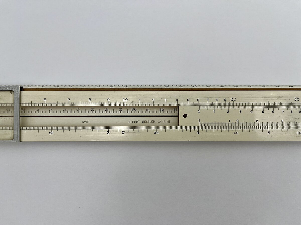 Friča Gulbja logarimiskais lineāls ar numuru un ražotāju, LU Muzeja LU vēstures kolekcijas, LU Personību apakškolekcija, inv. Nr. LUV7599 Friča Gulbja logarimiskais lineāls ar numuru un ražotāju, LU Muzeja LU vēstures kolekcijas, LU Personību apakškolekcija, inv. Nr. LUV7599
