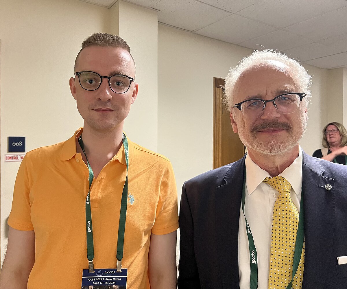 LU Bibliotēkas informācijas speciālists, Humanitāro zinātņu fakultātes doktorants Andrejs Daņiļins ar bijušo Valsts prezidentu Egīlu Levitu