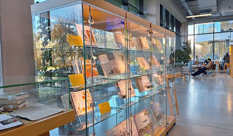 LU bibliotēkas izstāde “Gads un gadalaiki” LU Akadēmiskā centra Dabas mājā