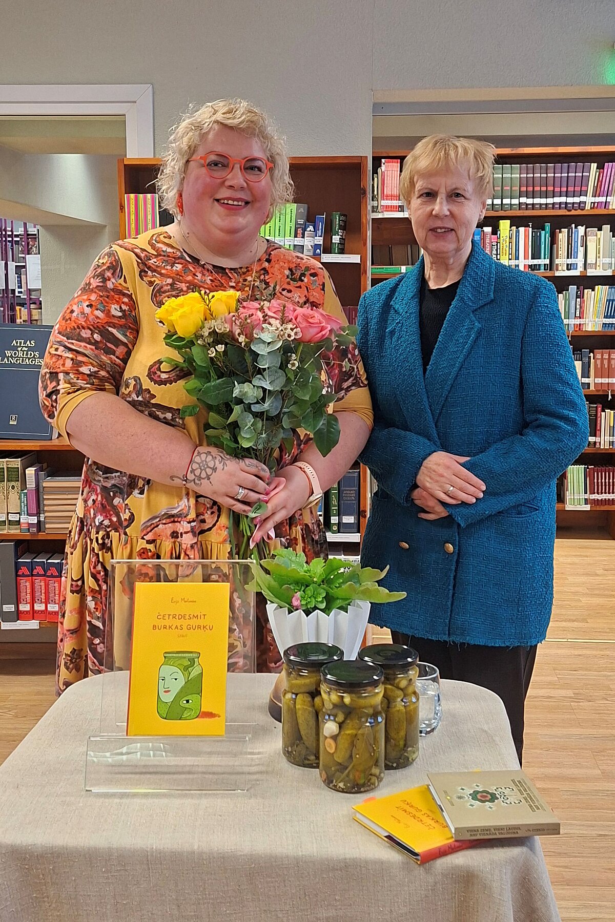 Stāstu krājuma “Četrdesmit burkas gurķu” autore Evija Martukāne-Laganovska un redaktore Daina Grūbe. Foto: © LU bibliotēka, 2026