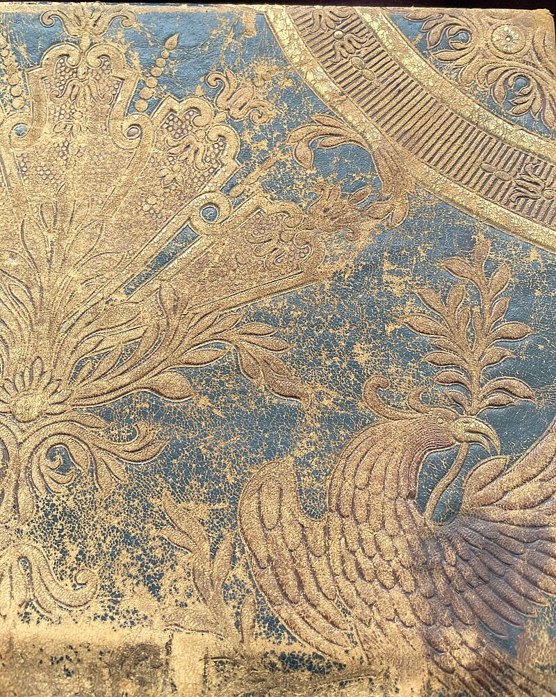 Mēneša eksponāts: No bruņinieku krēsla līdz mākslinieku klubam — unikālā Latviešu Mākslinieku kluba viesu grāmata