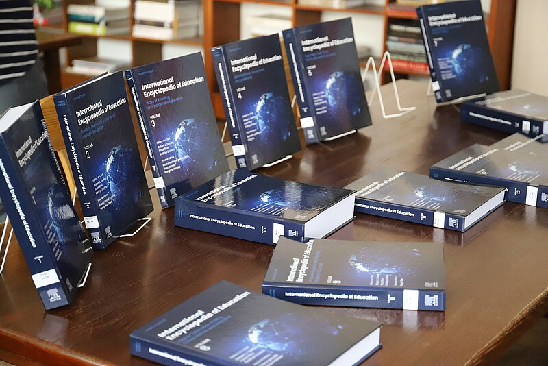 Latvijas Universitātes Izglītības zinātņu un psiholoģijas bibliotēkā 5. septembrī notika grāmatas International Encyclopedia of Education atvēršanas svētki