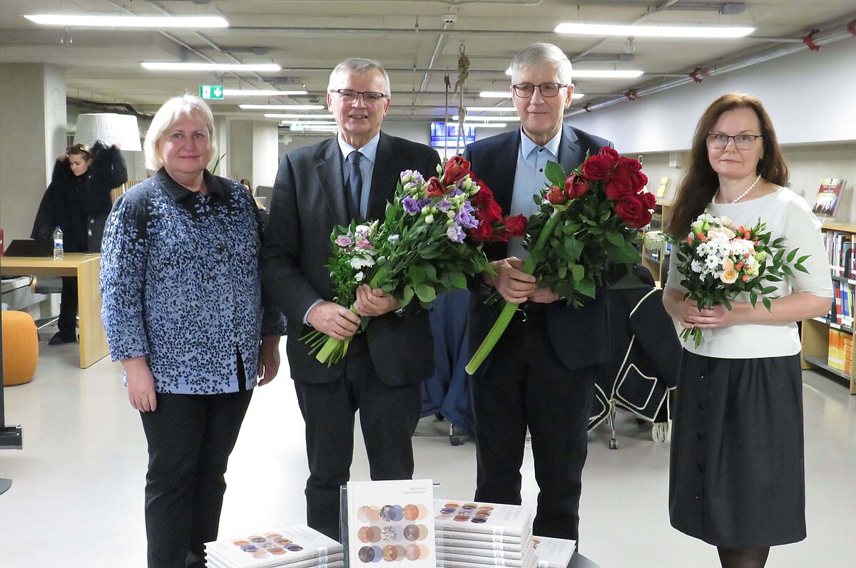 No kreisās: LU bibliotēkas direktora vietniece Mārīte Saviča, LU prof. Oļģerts Nikodemus, LBTU prof. Aldis Kārkliņš, LU bibliotēkas galvenā bibliotekāre Ilona Vēliņa-Švilpe.