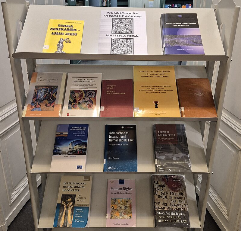 Bibliotēkā Raiņa bulvārī atklāta tematiska izstāde par nevalstiskajām organizācijām