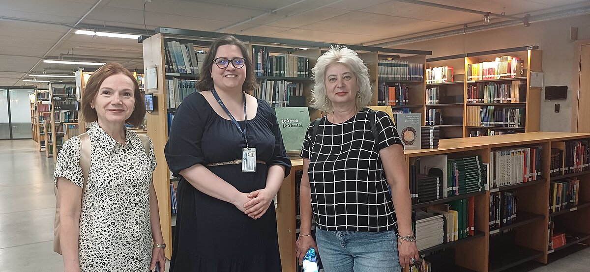 LU Akadēmiskā centra apmeklējums – Dabaszinātņu bibliotēka. Rumānijas Lučiana Blagas universitātes Sibiū bibliotēkas Camelia Volosciuc un Gabriela Angela Popescu, LU Bibliotēkas bibliotekāre Linda Valle (vidū).