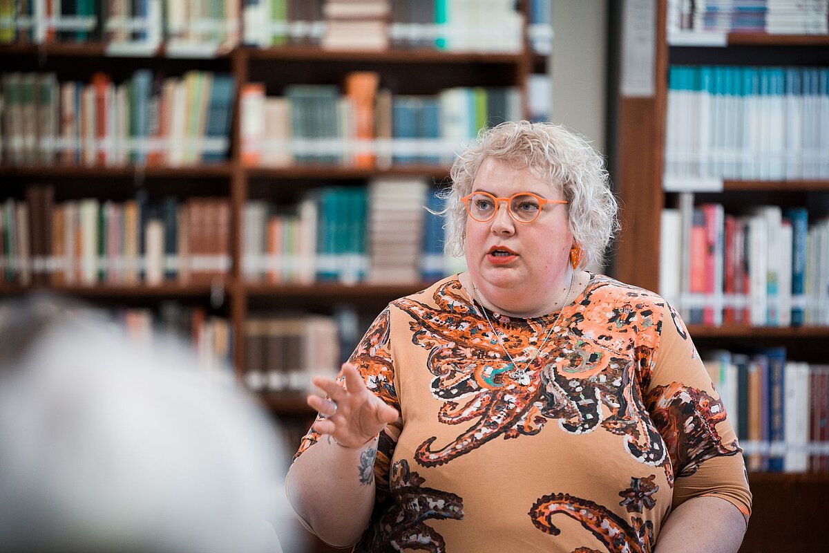 LU Humanitāro zinātņu fakultātes Valodu un kultūru studiju doktorante, stāstu krājuma “četrdesmit burkas gurķu” autore Evija Martukāne Laganovska. Foto: © Toms Grīnbergs, 2026