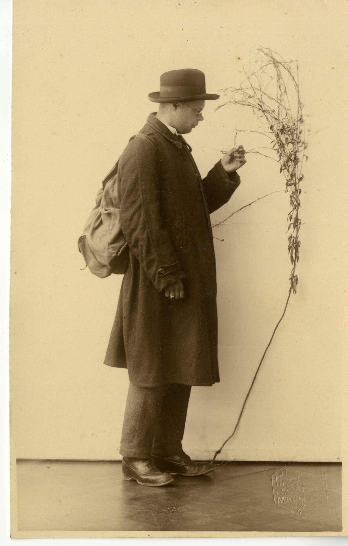 A. Zāmelis, 20. gs 20. gadu beigās - 30. gados. Foto: Mārtiņš Lapiņš. LU Muzeja krājums A. Zāmelis, 20. gs 20. gadu beigās - 30. gados. Foto: Mārtiņš Lapiņš. LU Muzeja krājums