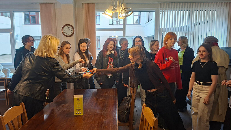 Māksla dzīvo bibliotēkā: Atklātas studentu izstādes “GAISMĒNA” un “CEPURE”