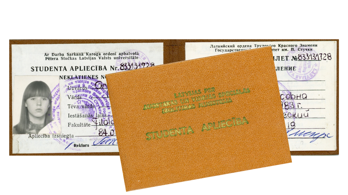 3.att. Latvijas Valsts universitātes Filoloģijas fakultātes Žurnālistikas specialitātes neklātienes nodaļas studentes Ditas Grutupas studentes apliecība. Foto: LU Muzeja krājums, LUM7778 3.att. Latvijas Valsts universitātes Filoloģijas fakultātes Žurnālistikas specialitātes neklātienes nodaļas studentes Ditas Grutupas studentes apliecība. Foto: LU Muzeja krājums, LUM7778