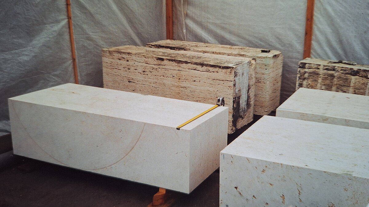 Piesārņotie un jaunie sagatavotie aizvietošanai Itālijas travertīna bloki pie Brīvības pieminekļa 2001. gadā. Foto: V. Hodireva Piesārņotie un jaunie sagatavotie aizvietošanai Itālijas travertīna bloki pie Brīvības pieminekļa 2001. gadā. Foto: V. Hodireva