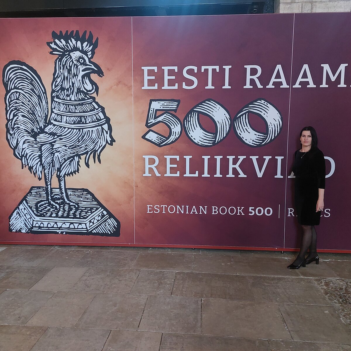 Izstādes “Igauņu grāmatai 500 – relikvijas” simbols ir gailis. Gaiļa siluets tika iespiests vecajās ābecēs 17. gadsimtā Rīgā, Johana Georga Vilkena spiestuvē.