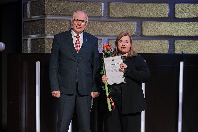 LU Institucionālās attīstības centra direktore saņem rektora pateicību 