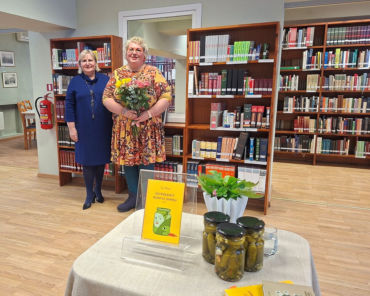 LU bibliotēkas direktora vietniece Mārīte Saviča un LU Humanitāro zinātņu fakultātes Valodu un kultūru studiju doktorante, stāstu krājuma “četrdesmit burkas gurķu” autore Evija Martukāne Laganovska. Foto: © LU bibliotēka, 2026