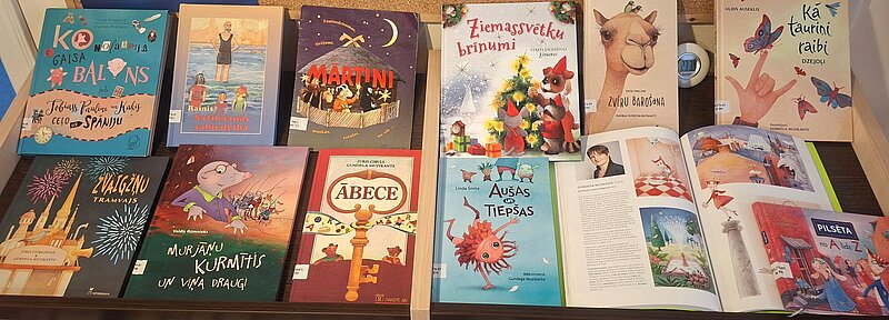Latvijas nominantes Andersena balvai Gundegas Muzikantes darbu izstāde Izglītības zinātņu un psiholoģijas bibliotēkā