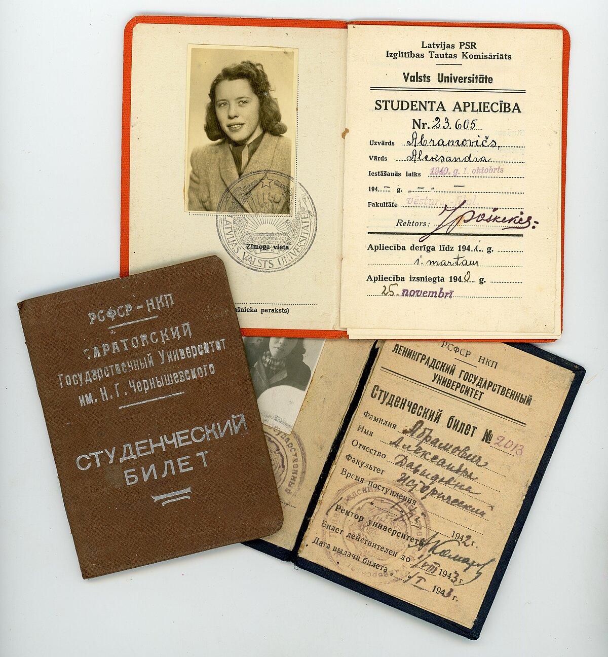 2.att. Latvijas Valsts universitātes Vēstures un filoloģijas fakultātes studentes Aleksandras Abramovičas studenta apliecības. Foto: LU Muzeja krājums, LUM7478, 7479, 7592 2.att. Latvijas Valsts universitātes Vēstures un filoloģijas fakultātes studentes Aleksandras Abramovičas studenta apliecības. Foto: LU Muzeja krājums, LUM7478, 7479, 7592