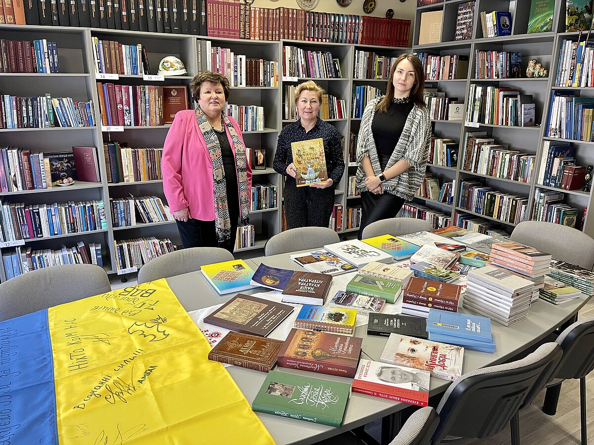 Attēlā no kr.: LU Akadēmiskās bibliotēkas direktore Venta Kocere, Rīgas Ukraiņu vidusskolas bibliotekāre Alla Kisiļova, LU Akadēmiskās bibliotēkas Ukrainas Informācijas centra vadītāja Linda Eltermane.