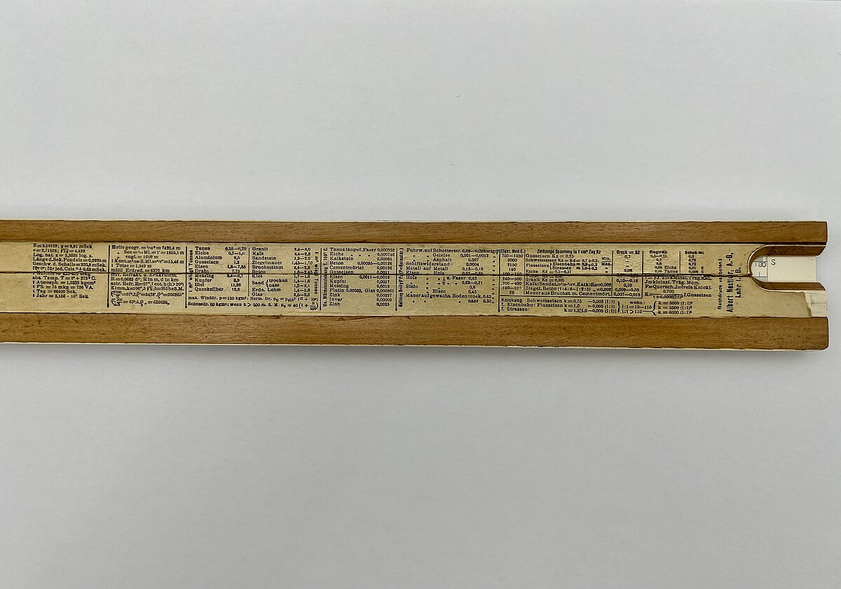 Friča Gulbja logarimiskā lineāla aizmugures labā puse, LU Muzeja LU vēstures kolekcijas, LU Personību apakškolekcija, inv. Nr. LUV7599 Friča Gulbja logarimiskā lineāla aizmugures labā puse, LU Muzeja LU vēstures kolekcijas, LU Personību apakškolekcija, inv. Nr. LUV7599