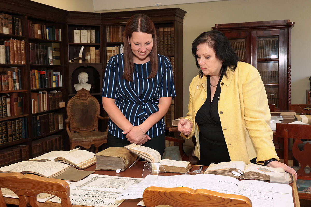 Izglītības un zinātnes ministre Anita Muižniece, LU Akadēmiskās bibliotēkas Rokrakstu un reto grāmatu nodaļas vadītāja Aija Taimiņa. Foto: Jānis Brencis