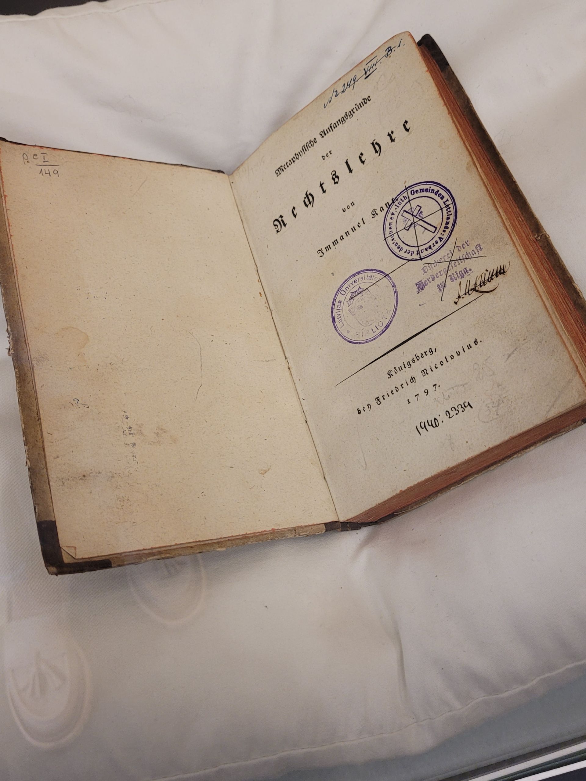 Imanuela Kanta grāmatas "Metaphysische Anfangsgründe der Rechtslehre" ("Metafiziskie pamati mācībai par tiesību") pirmizdevums.