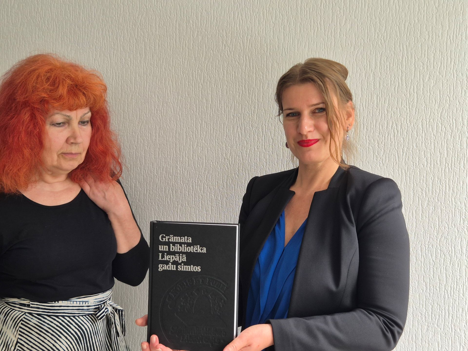  Latvijas Universitātes bibliotēkas ekspertes Laura Kreigere-Liepiņa un Ilga Mantiniece