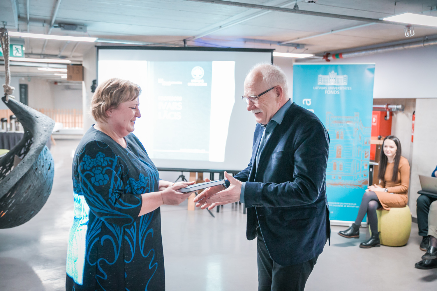 LU bibliotēkas direktore Mārīte Saviča un profesors Ivars Lācis, 2020., Foto: Toms Grīnbergs